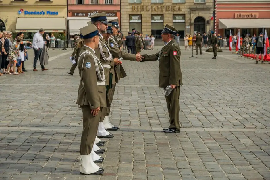 Przedterminowy awans i odznaczenia dla krotoszyńskich policjantów podczas Święta Policji w Rawiczu