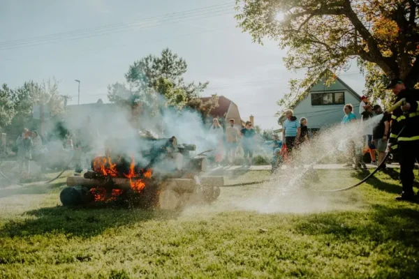 Policjanci i strażacy uczyli bezpieczeństwa w Bożacinie