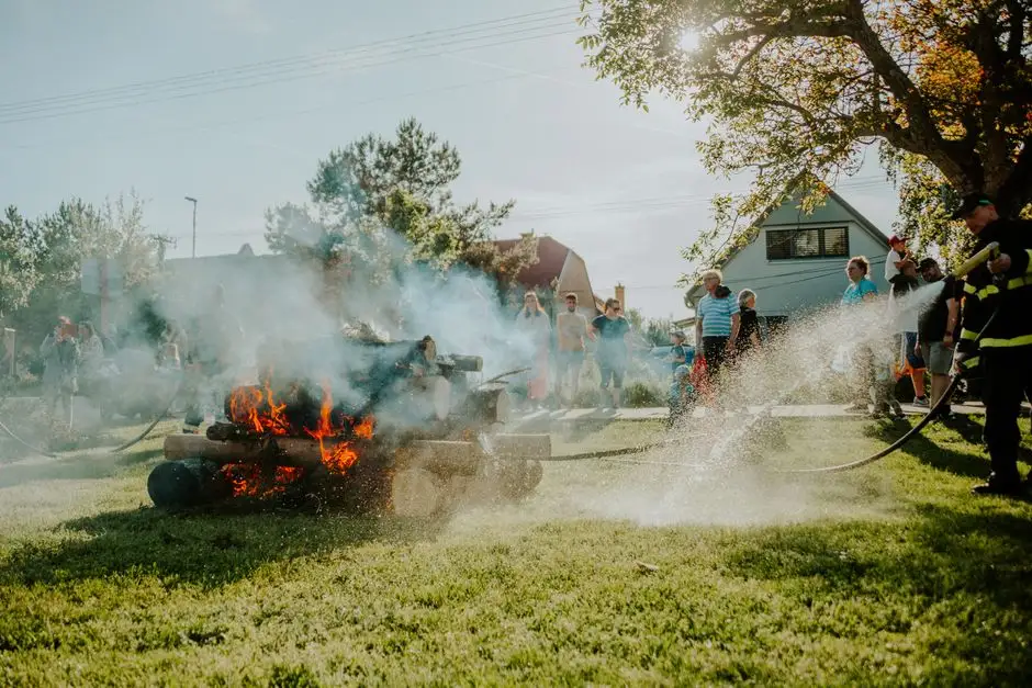 Policjanci i strażacy uczyli bezpieczeństwa w Bożacinie