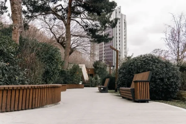 Park Czarneckiego w Poznaniu przeszedł rewaloryzację – nowe alejki, ławki i ogród deszczowy