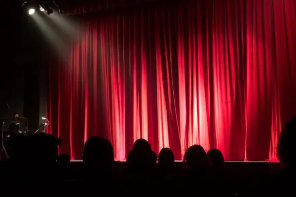 „Pulverkopf” w Teatrze Polskim: czterogodzinny spektakl, który przyciąga i dezorientuje