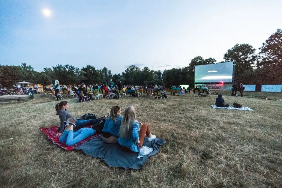 Kino na Wolnym: film „Drama” na dziedzińcu Urzędu Miasta Poznania
