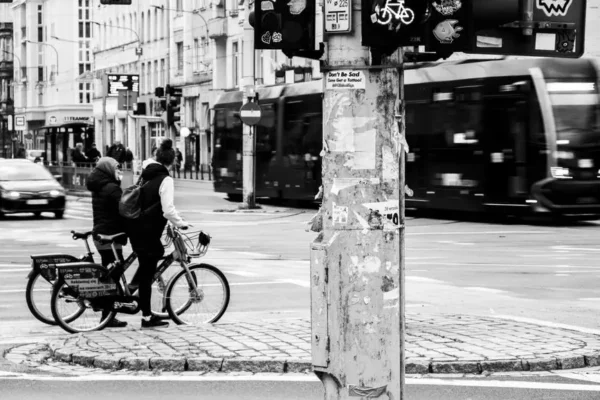 Rowerzyści na skrzyżowaniu Warszawskiej i Krańcowej — miasto zleca projekt zmian