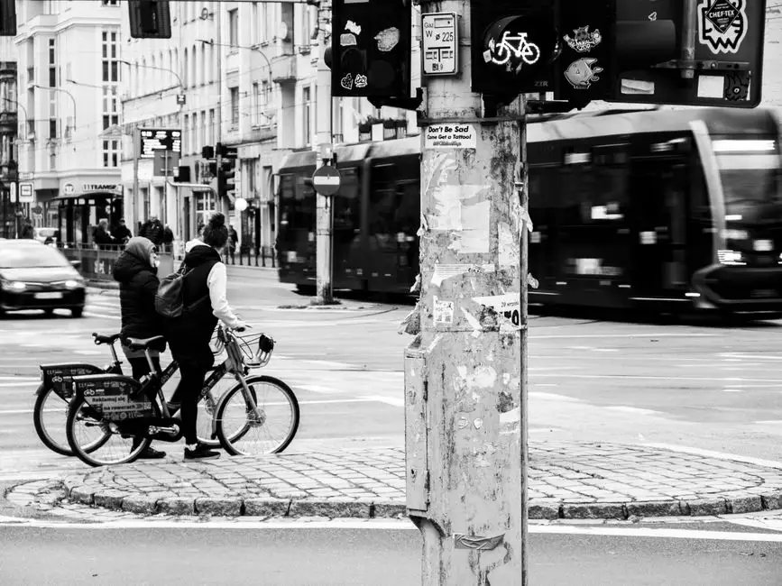 Rowerzyści na skrzyżowaniu Warszawskiej i Krańcowej — miasto zleca projekt zmian