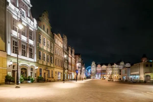 Plac Kolegiacki w Poznaniu: podróż w czasie i światło nieistniejącej kolegiaty