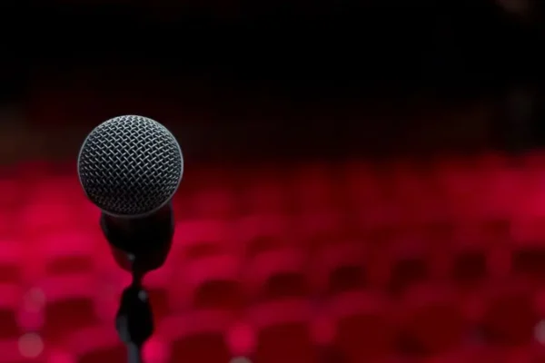 Tomasz Boras powraca z programem „Kairos” – stand-up w Auli Artis w Poznaniu