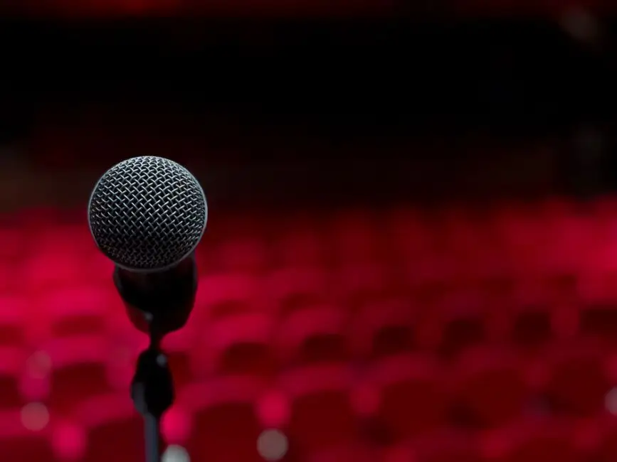 Tomasz Boras powraca z programem „Kairos” – stand-up w Auli Artis w Poznaniu
