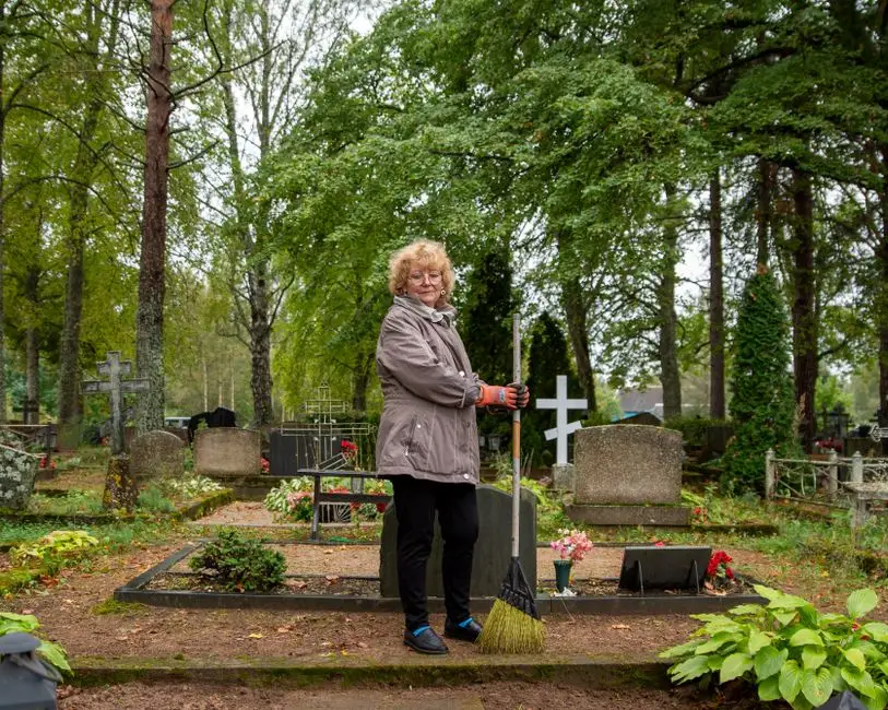 Poznań: bezpłatne sprzątanie grobów dla seniorów i osób z niepełnosprawnościami