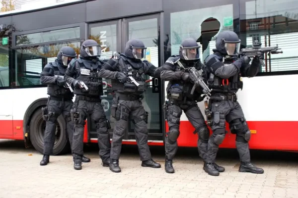 Poznań: agresywni mężczyźni na przystanku przy ul. Rolnej – interwencja straży miejskiej