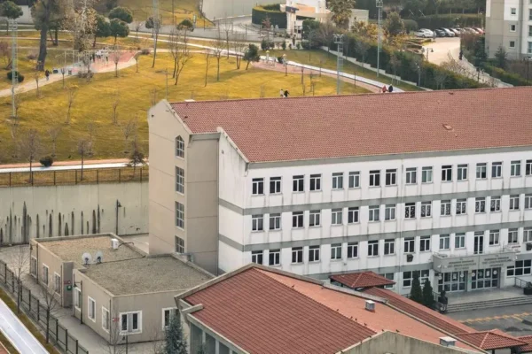 Poznań: zielone dziedzińce w trzech szkołach – startuje drugi etap małej retencji