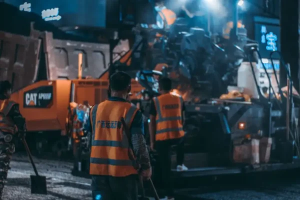 Poznańscy strażnicy miejscy apelują o odblaski. Widoczność po zmroku ratuje życie